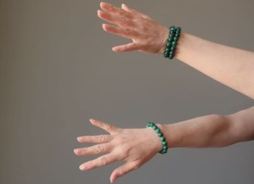 Đeo vòng tay đá phong thủy: Nên đeo trên tay nào để tăng cường năng lượng?