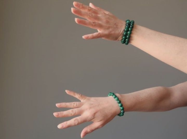 Đeo vòng tay đá phong thủy: Nên đeo trên tay nào để tăng cường năng lượng?