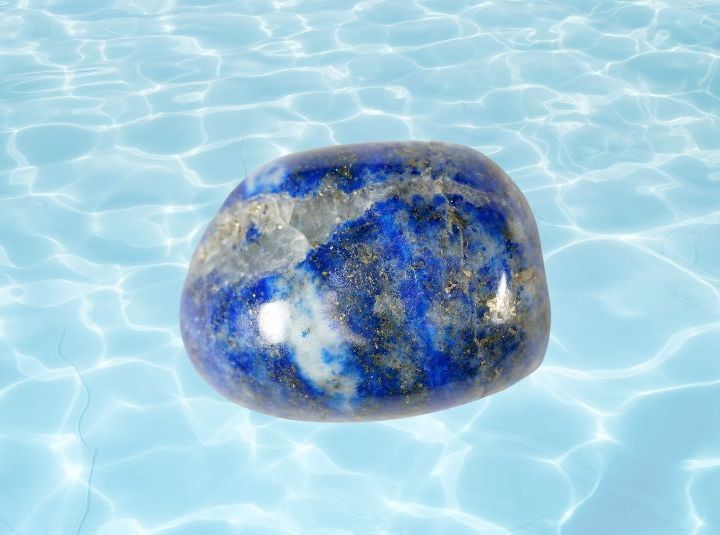 Ngọc lưu ly Lapis Lazuli và Nước: Nên hay Không Nên Tiếp Xúc?